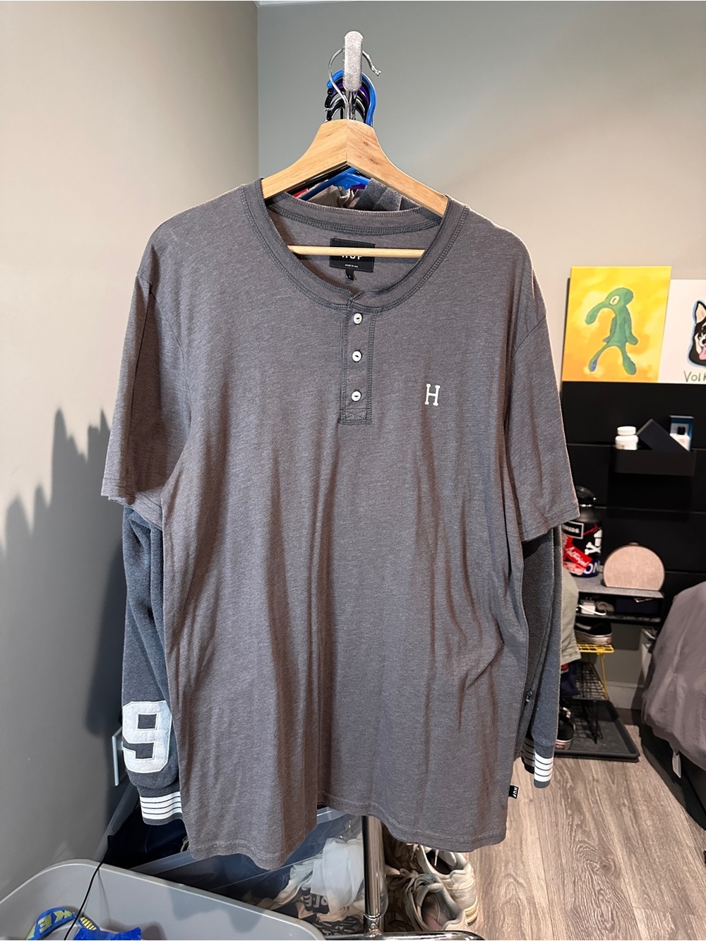HUF Men’s 3 Button Short Sleeve T-Shirt Size Large Pre-Owned Gray
